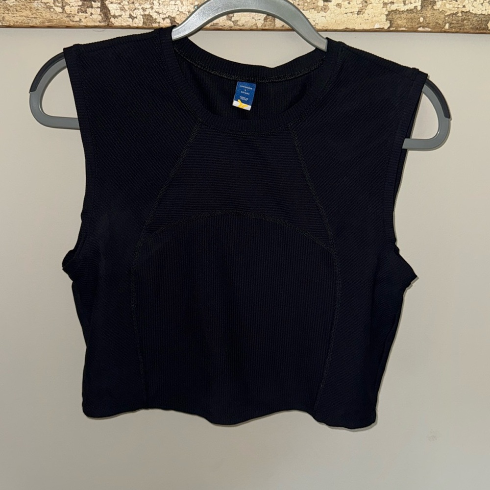 Black ribbed Old Navy Powersoft cropped tank top